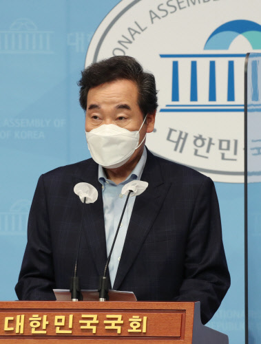 민주당 대선주자인 이낙연 전 대표가 지난 11일 국회 소통관에서 공약을 발표하고 있다. 연합뉴스